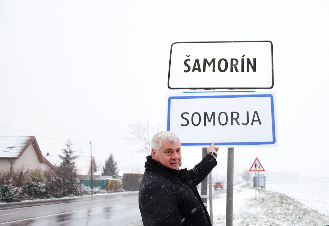 Začína sa postupná obmena dvojjazyčných označení miest a obcí so zastúpením národnostných menšín.